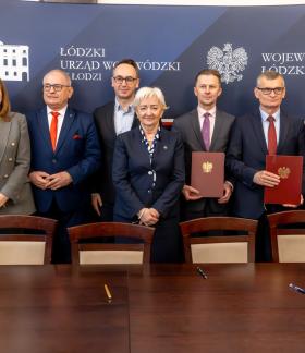 Wspólne zdjęcie po podpisaniu umowy na dofinansowanie przebudowy drogi gminnej. Na zdjęciu od lewej: Wójt Gminy Białaczów Barbara Goworek , Marszałek Województwa Łódzkiego Joanna Skrzydlewska, I Wicewojewoda Łódzki Marek Mazur, Minister Infrastruktury Dariusz Klimczak, Wojewoda Łódzki Dorota Ryl, Starosta Opoczyński Marcin Baranowski, Burmistrz Drzewicy Janusz Reszelewski oraz Wójt Gminy Sławno Tadeusz Wojciechowski.