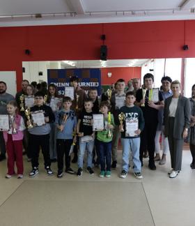 Wspólne zdjęcie laureatów konkursu szachowego i warcabowego, nauczycieli, organizatorów a także przedstawicieli władz samorządowych podczas podsumowania XX Gminnego Turnieju Szachowego i Warcabowego O Puchar Burmistrza Drzewicy