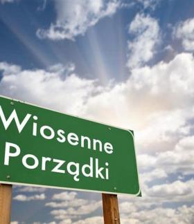 Napis na zielonym tle wiosenne porządki