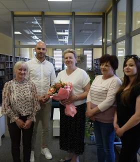 Z wizytą w drzewickiej bibliotece z okazji Święta Bibliotekarzy. Na zdjęciu Zastępca Burmistrza Drzewicy Dominik Niemirski oraz dyrekcja i pracownicy Miejskiej Biblioteki Publicznej w Drzewicy