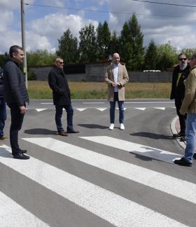 Uczestnicy odbioru na przejściu dla pieszych przy skrzyżowaniu ulic Żeromskiego i Prymasa Macieja Drzewickiego