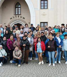Grupowe zdjęcie uczestników wyjazdu na tle murów Zamku Lubelskiego