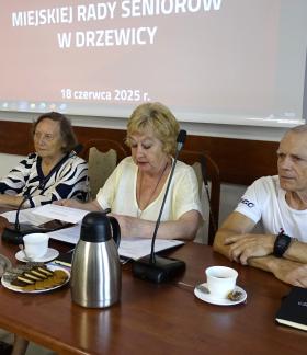 Prezydium Miejskiej Rady Seniorów w Drzewicy. Od lewej siedzą: Wiceprzewodnicząca Maria Pabjanek, Przewodnicząca Barbara Oliwa, Wiceprzewodniczący Bogdan Piekarski