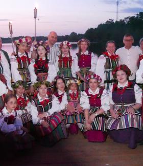  Na molo zespoły pieśni i tańca „Drzewiczanie” i „Mali Drzewiczanie” wraz z Burmistrzem Drzewicy Januszem Reszelewskim i Zastępcą Burmistrza Drzewicy Dominikiem Niemirskim