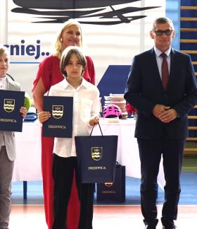Wspólne zdjęcie najlepszych uczniów w Gminie Drzewica - Marcela Wrzoska i Bartłomieja Kupisa - wraz z Burmistrzem Drzewicy Januszem Reszelewskim, Dyrektor ZEAS Agnieszką Kwiecień, Dyrektor SP w Drzewicy Agnieszką Bogatek i Wicedyrektor SP w Drzewicy Justyną Bombą.