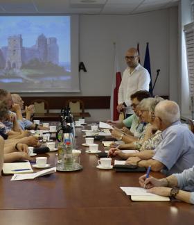 Radni Miejskiej Rady Seniorów w Drzewicy zgromadzeni w sali konferencyjnej Urzędu Miejskiego w Drzewicy podczas komisji wspólnej wraz z Zastępcą Burmistrza Drzewicy Dominikiem Niemirskim