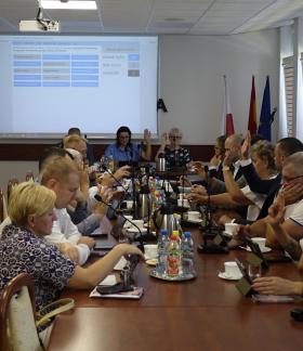 Nadzwyczajna Sesja Rady Miejskiej w Drzewicy. W sali konferencyjnej Urzędu Miejskiego w Drzewicy przy stole Radni podczas głosowania.