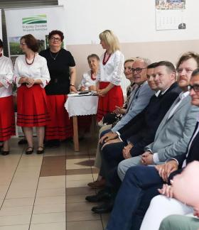 Uczestnicy spotkania w świetlicy wiejskiej w Zakościelu – po lewej stoją panie z KGW, po prawej siedzą goście i mieszkańcy