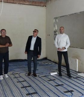 W jednym z pomieszczeń na parterze budynku żłobka stoją – od lewej: Burmistrz Drzewicy Janusz Reszelewski, Kierownik Referatu Gospodarki Komunalnej, Budownictwa i Inwestycji Jarosław Bomba oraz Zastępca Burmistrza Drzewicy Dominik Niemirski.