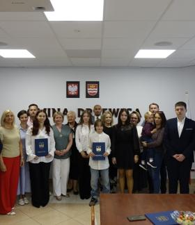 Wspólne zdjęcie uczestników spotkania w sali konferencyjnej Urzędu Miejskiego w Drzewicy.