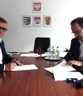 Umowę w gabinecie Burmsitrza Drzewicy podpisują Burmistrz Drzewicy Janusz Reszelewski (po lewej) i Wiceprezes Zarządu Trakt S.A. Przemysław Pypeć