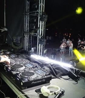 Na scenie za konsolą gwiazda festiwalu – Skytech. W tle bawiąca się publiczność