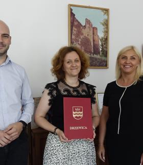 Wspólne zdjęcie w gabinecie Wiceburmistrza Drzewicy. Stoją od lewej: Zastępca Burmistrza Drzewicy Dominik Niemirski, Renata Wilk i Dyrektor ZEAS Agnieszka Kwiecień
