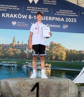 Podium OOM w C-1m. W środku złoty medalista Tomasz Reguła.