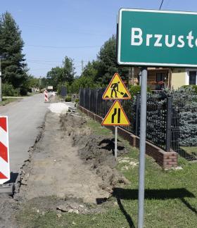 Trzyosobowa gminna delegacja inwestorska na remontowanej drodze przy znaku „Brzustowiec”