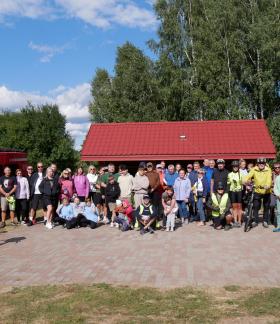 Tour de Drzewica z Centrum Aktywności Lokalnej w Drzewicy. Zdjęcie grupowe uczestników rajdu.