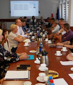 Uczestnicy sesji w sali konferencyjnej Urzędu Miejskiego w Drzewicy