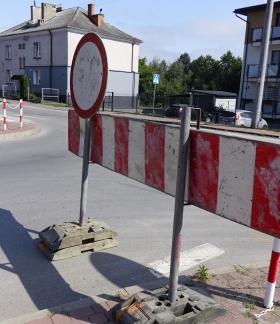 Biało-czerwona barierka ze znekiem drogowym ''Zakaz ruchu'' przy skrzyżowaniu ul. Staszica i z ul. Braci Kobylańskich