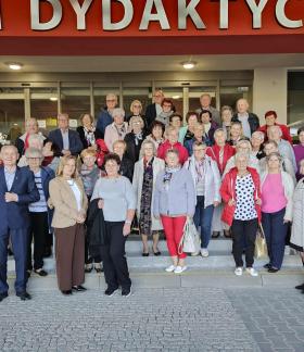 Delegacja seniorów z teren Gminy Drzewica na uroczystych obchodach Wojewódzkiego Dnia Seniora w Łodzi. Wspólne zdjęcie na schodach przed wejściem do Centrum Kliniczno-Dydaktycznego Uniwersytetu Medycznego w Łodzi.