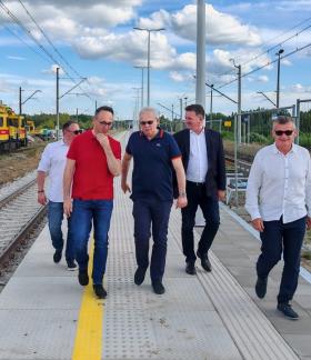 Na modernizowanym peronie stacji kolejowej Drzewica idą – od lewej: Członek Zarządu PKP Intercity Remtrak Michał Franas, Minister Infrastruktury Dariusz Klimczak, Prezes PKP Intercity Janusz Malinowski, Członek Zarządu Województwa Łódzkiego Artur Bagieński i Burmistrz Drzewicy Janusz Reszelewski.