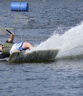 Ekwilibrystyczna figura na torze wakeboardowym w wykonaniu Piotra Kowalskiego