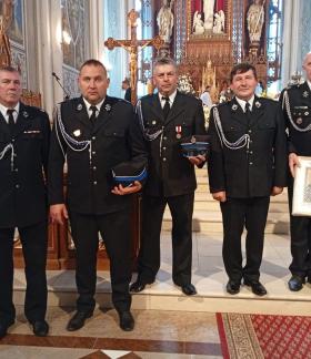We wnętrzu radomskiej katedry stoi pięciu ubranych w galowe mundury strażaków OSP. Pierwszy z prawej trzyma obraz Matki Bożej
