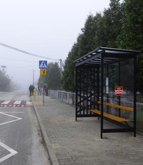 Nowy peron autobusowy przy szkole w Domasznie