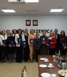 Zdjęcie grupowe nagrodzonych z władzami gminy