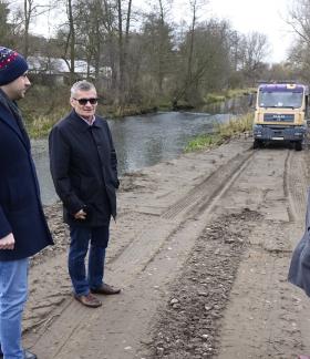 Na gruntowej drodze przy brzegu Drzewiczki stoją od lewej Zastępca Burmistrza Drzewicy Dominik Niemirski, Burmistrz Janusz Reszelewski, Kierownik Ref. Inwestycji UM Jarosław Bomba