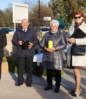 zworo społeczników TPD – dwie panie i dwóch panów – stoi z puszkami kwestarskimi obok wejścia na głównej alei cmentarza parafialnego w Drzewicy