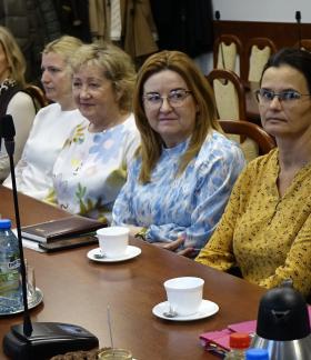Przy stole w sali konferencyjnej UM w Drzewicy siedzą członkowie Komitetu Rozwoju i Monitorowania Usług Społecznych w Gminie Drzewica – dziesięć osób
