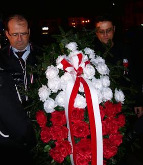 Wieniec od samorządu i mieszkańców Gminy Drzewica dwóm druhnom OSP przekazują dwaj pracownicy Urzędu Miejskiego w Drzewicy