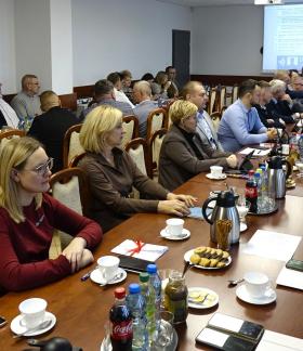 Uczestnicy sesji  - około czterdziestu osób - siedzą przy stołach w sali konferencyjnej Urzędu Miejskiego w Drzewicy