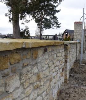 Wyremontowany mur cmentarny i brama kamienna stanowiąca główne wejście na cmentarz