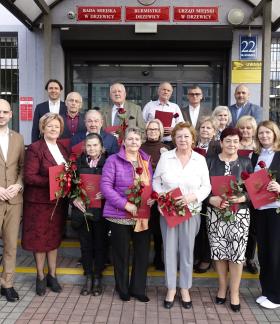 Pamiątkowe zdjęcie Miejskiej Rady Seniorów w Drzewicy II kadencji z władzami samorządowymi Gminy Drzewica na schodach przed wejściem do budynku Urzędu Miejskiego
