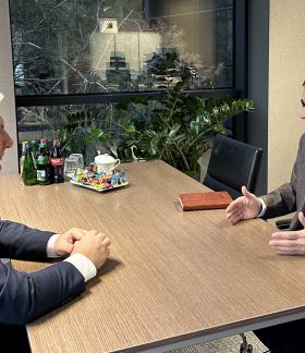 Spotkanie w sali konferencyjnej WFOŚiGW w Łodzi. Od lewej Dyrektor WFOŚiGW w Łodzi Piotr Kopek oraz Burmistrza Drzewicy Janusza Reszelewskiego siedzący przy stole.