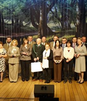 Na scenie stoi ponad 20 osób uhonorowanych medalami z okazji 75-lecia Koła Łowieckiego „Gerlach”. 