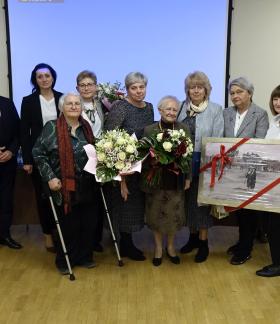 Pamiątkowa fotografia Prof. Jadwigi Dwilewicz-Trojaczek z przyjaciółmi, sąsiadami oraz władzami samorządowych Gminy Drzewica