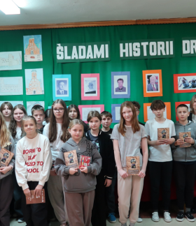 Wspólne zdjęcie uczniów, nauczycieli oraz dyrekcji SP Idzikowice z Zastępcą Burmistrza Drzewicy i Dyrektorem ZEAS w Drzewicy