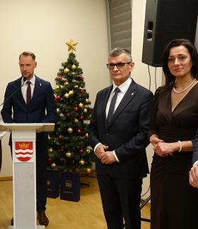 W sali konferencyjnej RCK stoją od lewej: troje „Małych Drzewiczan”, konferansjer Piotr Bajerowski z Urzędu Miejskiego w Drzewicy, Burmistrz Janusz Reszelewski, Przewodnicząca Rady Miejskiej w Drzewicy Dorota Wiktorowicz i Zastępca Burmistrza Dominik Niemirski. 