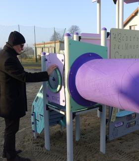 Burmistrz Drzewicy stoi przy urządzeniu wielofunkcyjnym. Obok pozostali uczestnicy odbioru.