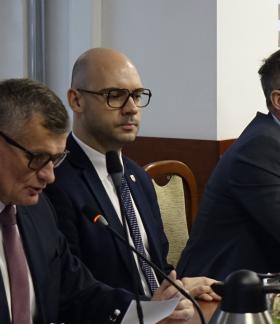 Siedząc głos zabiera Burmistrz Drzewicy Janusz Reszelewski. Po prawej siedzi Zastępca Burmistrza Dominik Niemirski i dwoje radnych.