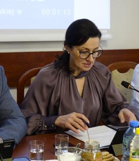 Prezydium Rady Miejskiej w Drzewicy. Przy stole prezydialnym siedzą: Wiceprzewodniczący Paweł Małek, Przewodnicząca Dorota Wiktorowicz, Wiceprzewodnicząca Joanna Popis.