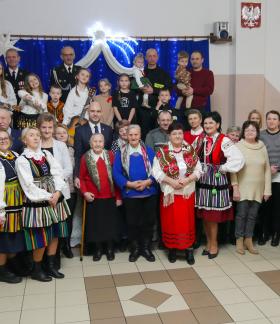 Wspólne zdjęcie kilkudziesięcioosobowej grupy uczestników spotkania w świetlicy wiejskiej w Zakościelu