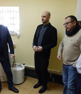 W jednym z pomieszczeń świetlicy stoją od lewej: Burmistrz Drzewicy Janusz Reszelewski, Zastępca Burmistrza Dominik Niemirski, Kierownik Referatu Gospodarki Komunalnej, Budownictwa i Inwestycji UM Jarosław Bomba oraz Sołtys Domaszna Michał Białek