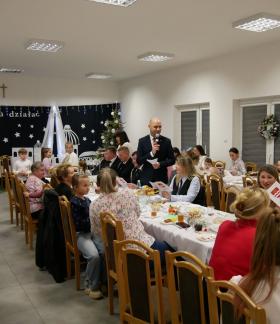 W świetlicy wiejskiej w Jelni przy stołach mieszkańcy Jelni i Augustowa podczas noworocznego spotkania z Burmistrzem