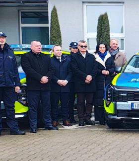 Na parkingu przed siedzibą KPP w Opocznie między dwoma radiowozami stoi siedem osób - dwoje policjantów i pięcioro samorządowców , w tym Burmistrz Drzewicy i Przewodnicząca Rady Miejskiej w Drzewicy