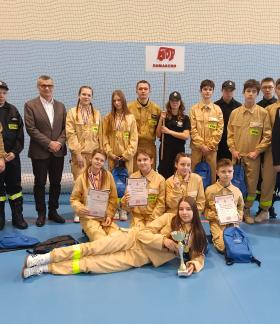 Wspólne zdjęcie młodzieżowych drużyn pożarniczych dziewcząt i chłopców z OSP Domaszno wraz z opiekunami, Burmistrzem Drzewicy oraz Gminnym Komendantem ZOSP w Drzewicy