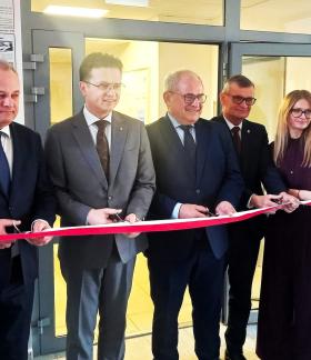 Symbolicznego przecięcia wstęgi dokonuje siedem osób - od lewej: Członek Zarządu Województwa Łódzkiego Artur Ostrowski, II Wicewojewoda Łódzki Grzegorz Majewski, I Wicewojewoda Łódzki Marek Mazur, Burmistrz Drzewicy Janusz Reszelewski, p.o. Zastępcy Dyrektora Wojewódzkiego Urzędu Pracy w Łodzi Aneta Dziemdziela, Przewodnicząca Rady Miejskiej w Drzewicy Dorota Wiktorowicz oraz p.o. Zastępcy Dyrektora Regionalnego Centrum Polityki Społecznej w Łodzi Oskar Kuliński.