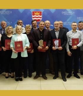 Wspólne zdjęcie 17 sołtysów z władzami samorządowymi Gminy Drzewica – Burmistrzem Drzewicy Januszem Reszelewskim, Zastępcą Burmistrza Dominikiem Niemirskim i Przewodniczącą Rady Miejskiej w Drzewicy Dorotą Wiktorowicz